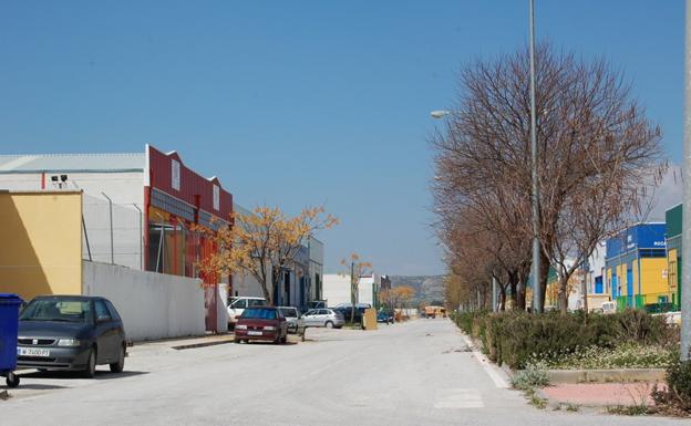 Un hombre resulta herido al caerse del tejado de una nave en el polígono del Baico en Baza