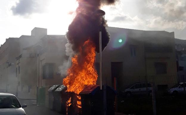 La Policía investiga el incendio simultáneo de 4 contenedores de basura