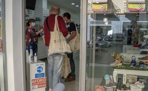 El alcalde de Baza envía una carta a Juanma Moreno pidiendo la apertura del pequeño comercio y hostelería