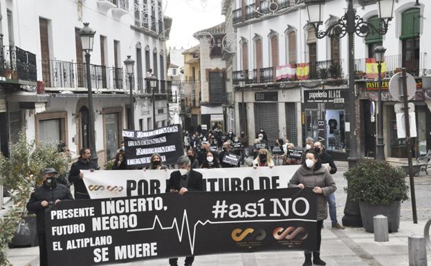 300 comerciantes de Baza se manifiestan para exigir la apertura de sus negocios ante una ruina inminente