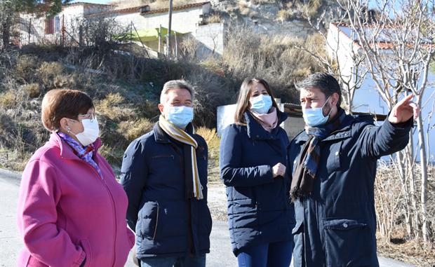 Los vecinos del barrio de Salazar piden la limpieza del cauce del rio Baza