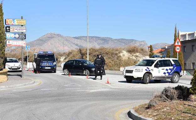 Policía Local y Nacional refuerzan la vigilancia en los accesos a Baza