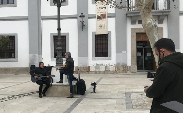La Guardia da un «concierto» sorpresa en Baza