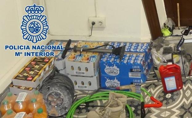Encapuchados roban en una nave de distribución de alimentos en Baza y agreden con una «pata de cabra» a un agente