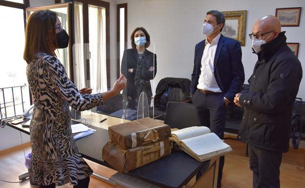 Baza recibe once protocolos notariales centenarios