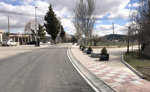La Puebla estrena nuevo paseo en la carretera de Santiago de La Espada
