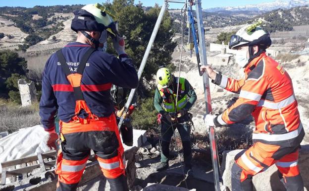 Los bomberos de Baza rescatan a un anciano de un sifón de riego de unos 4 metros de profundidad