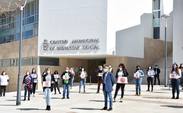 Concentración en Baza en apoyo a los trabajadores de Servicios Sociales