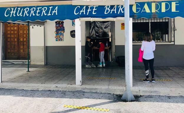 Un herido leve por inhalación de humo en un incendio en una churrería de Baza