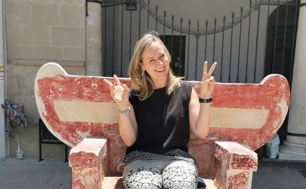 Un trono de la Dama de Baza instalado en la Plaza Mayor
