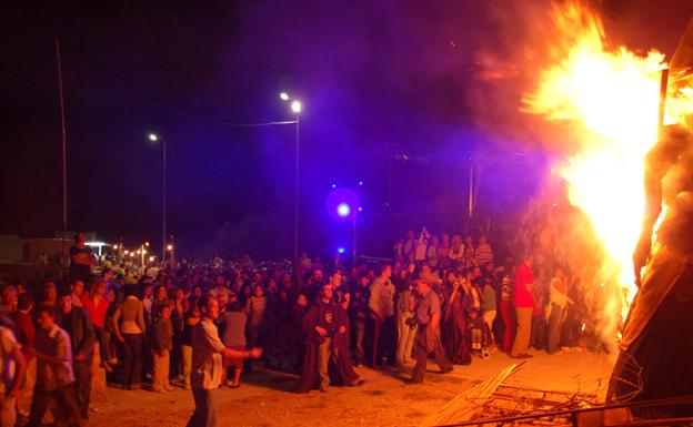 Baza recupera la hoguera de la noche de San Juan