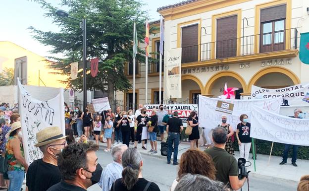 Centenares de personas en la manifestación de Zújar contra los proyectos de renovables