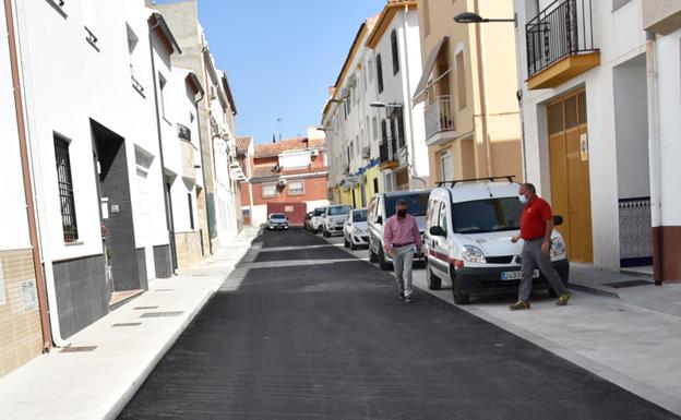 El Ayuntamiento acomete trabajos de asfaltado y parcheo en diferentes calles de la ciudad