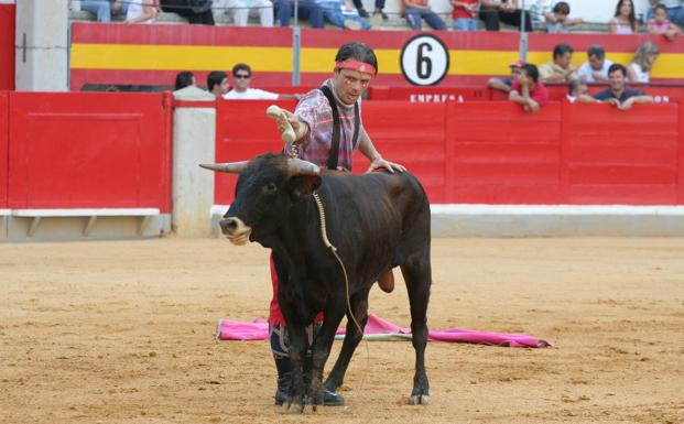 Denuncian a un cargo de la Junta por presionar para cancelar el 'bombero torero' en Baza