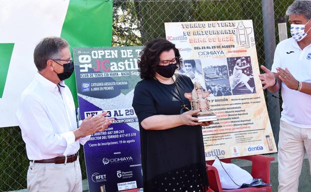 El Open de Tenis de Baza entrega mil kilos de alimentos a Cáritas