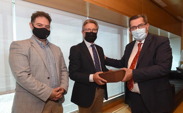 Diputación cede al Ayuntamiento de Baza el primer libro de actas del municipio, fechado en 1492