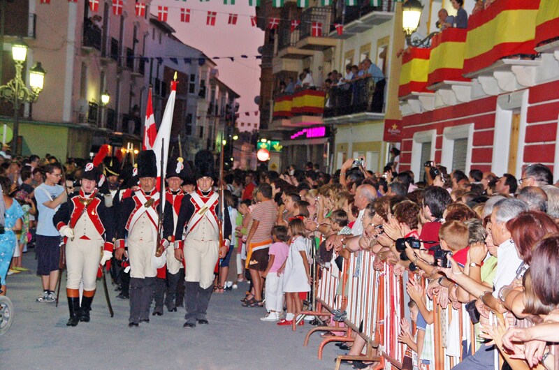Desfile de tropas de época por la plaza Mayor de Huéscar celebrando el bicentenario de la guerra con Dinamarca en el año 2009 