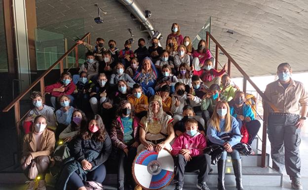 Escolares de Baza disfrutan de un ciclo de rutas teatralizadas en el CIYA