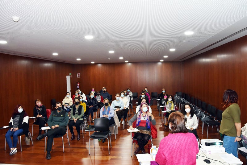 Profesionales de perfiles diversos se forman en atención a mujeres migrantes víctimas de violencia de género