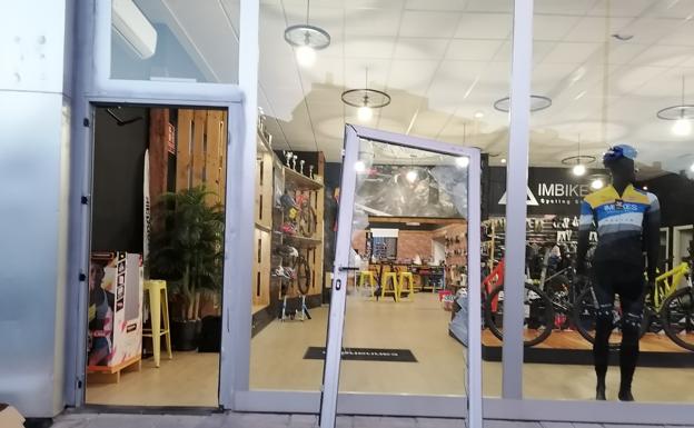 Roban 18 bicicletas de montaña de alta gama en una tienda de Baza