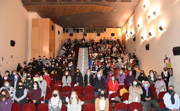 El acto central del 25N en Baza pone de manifiesto la fuerza transformadora de los jóvenes y de la expresión artística