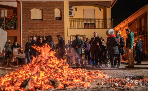 Las tradicionales hogueras dieron calor la víspera de Santa Lucía en Baza