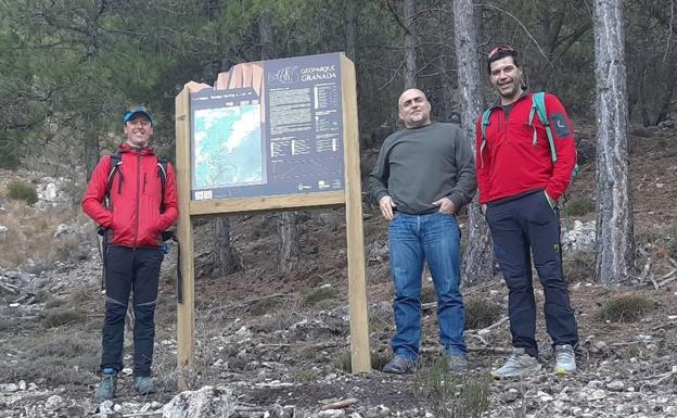 José Luis López Sánchez concejal de Medio Ambiente junto a dos montañeros en el inicio del sendero