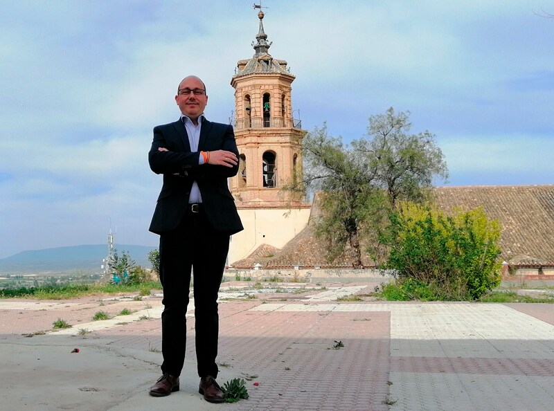 Fernando Serrano, con la torre de la iglesia Mayor de Baza al fondo /IDEAL