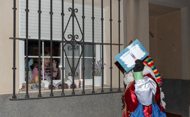 El Martinico llegando a una casa a recoger los deseos de una niña. /Alex Pérez