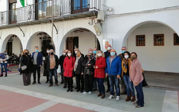 Concejales , cargos socialistas y afiliados en la puerta del Ayuntamiento, tras el pleno/JOSÉ UTRERA