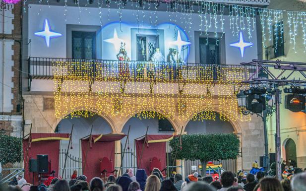 Miles de bastetanos llenaron las calles para presenciar la cabalgata de los Reyes Magos