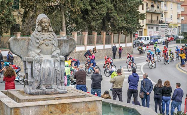 Baza disfruto a lo grande la llegada de la 4ª etapa de la Vuelta Ciclista a Andalucía