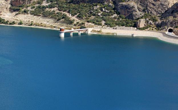 PSOE, Ciudadanos y PP aprueban una moción a favor de la canalización de agua a Baza desde Castril