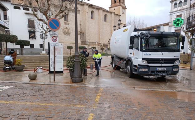 En marcha la limpieza para eliminar el barro que ha dejado la calima en Baza