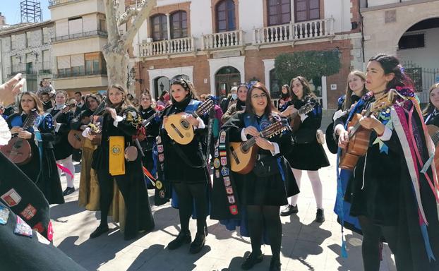 Las tunas llenan de música y alegría las calles de Baza y el Teatro Dengra