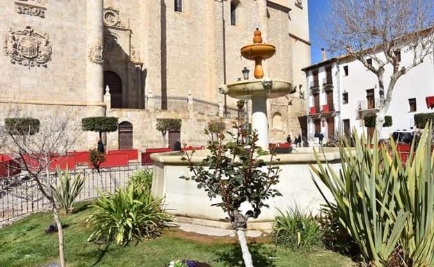Baza se engalana para la Semana Santa
