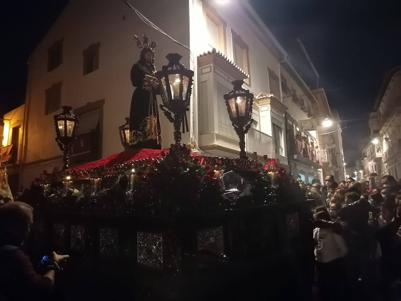 El Cristo del Rescate de Baza realiza su estación de penitencia portado por costaleras