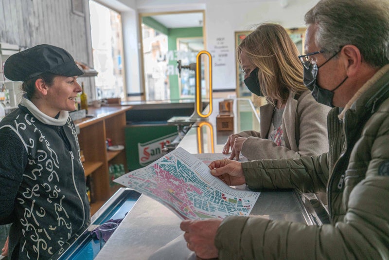 El ayuntamiento reparte 4.000 manteles turisticos en bares y restaurantes