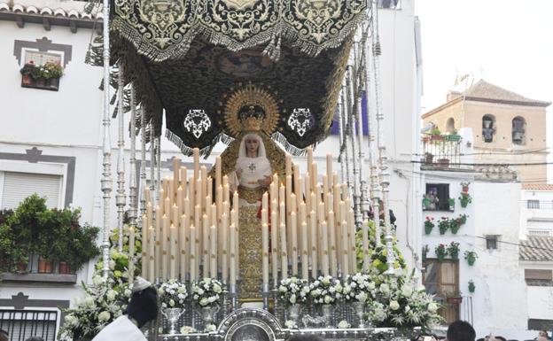 Miles de personas acuden al paso del Nazareno, la Esperanza y el Cristo de los Méndez