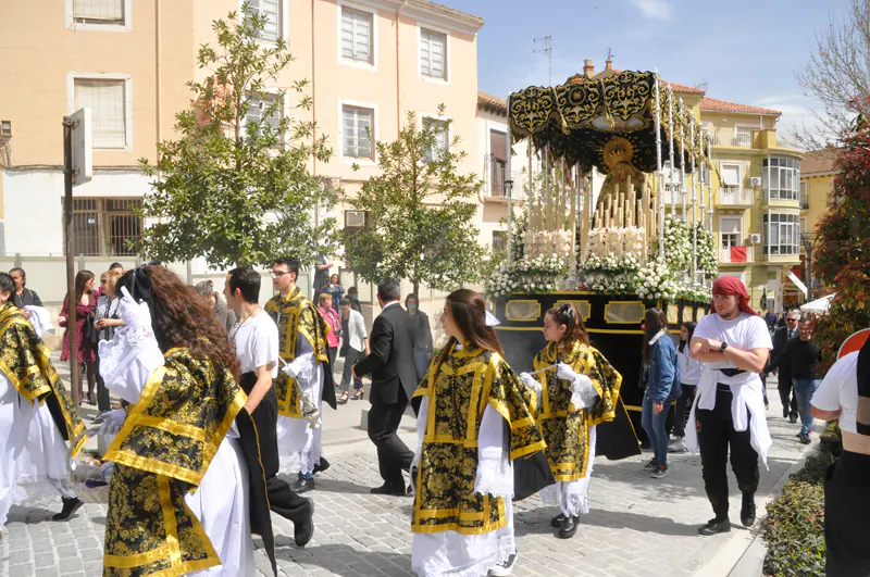 Espléndido Viernes Santo con las cofradías de Santiago, Cristo Yacente y Silencio en Baza