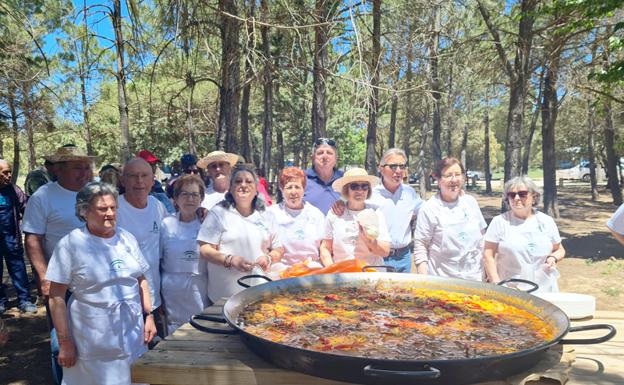 500 mayores vuelven a reencontrarse para comer paella en la Sierra de María