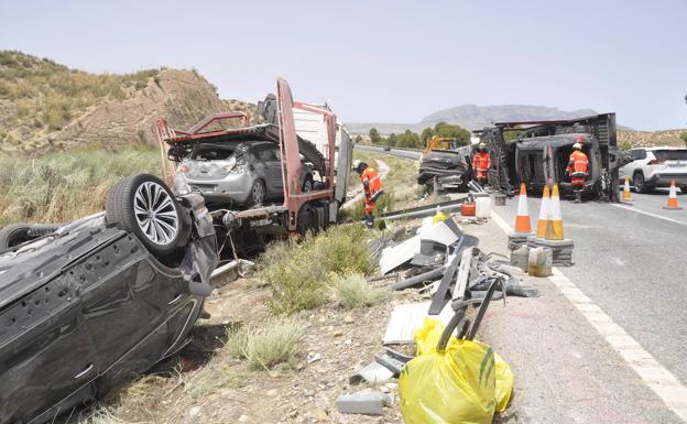 Dos heridos y ocho vehículos de alta gama destrozados al volcar un camión portacoches en la A-92