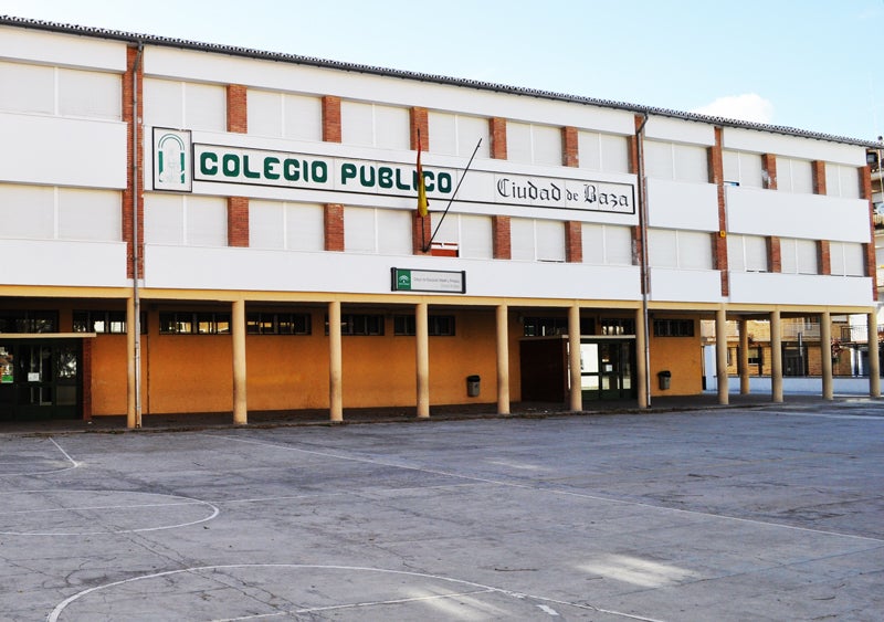 El Colegio Ciudad de Baza cierra su 50 aniversario con un acto en el teatro Dengra