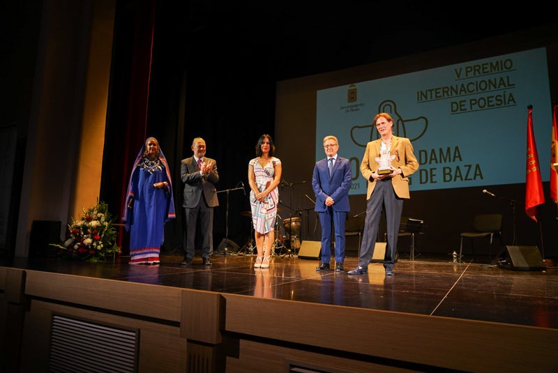 Juan Carlos Friebe, recibe el Premio Internacional de Poesía Dama de Baza