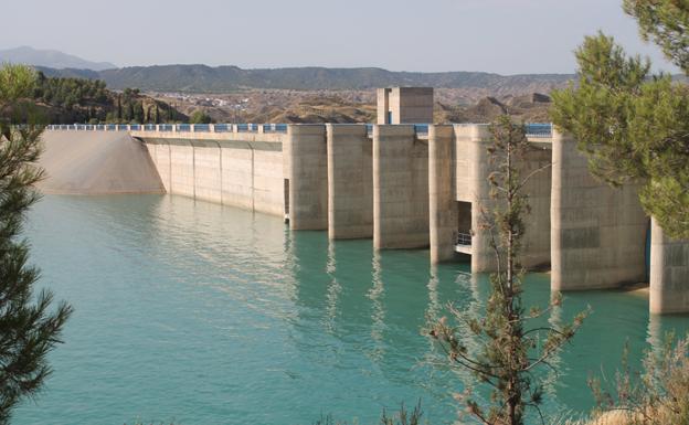 El desembalse del pantano del Negratín impedirá terminar la campaña de riegos en el Canal de Jabalcón