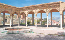 Baza acomete la demolición controlada de la estructura anexa a la Alcazaba