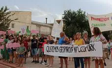 200 personas se concentran contra la macrogranja en Cuevas del Campo