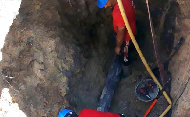 El suministro de agua en Baza, a pleno rendimiento una vez sustituida la tubería rota