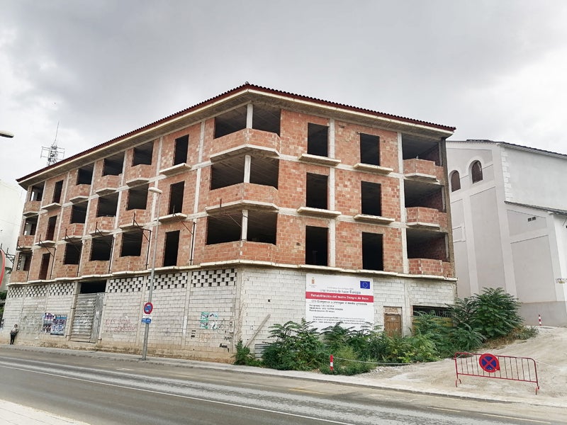 La demolición de un edificio ilegal primer paso para mejorar el entorno del Teatro Dengra