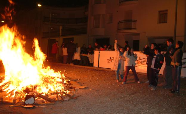 Baza celebra esta noche las tradicionales hogueras de Santa Lucía